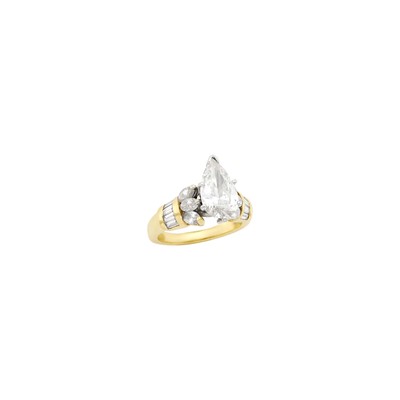 Lot 156 - Gold and Diamond Ring
