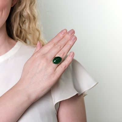 Lot 31 - Gold and Jade Ring