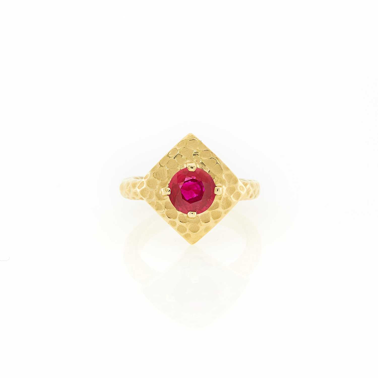 Lot 2022 - Hammered Gold and Ruby Ring
