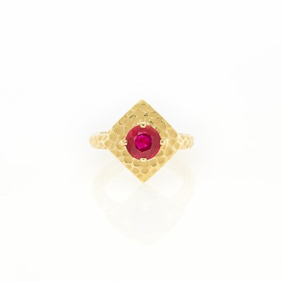 Lot 2022 - Hammered Gold and Ruby Ring