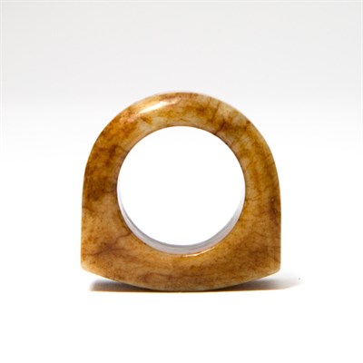 Lot 26 - A Chinese Hardstone Thumb Ring
