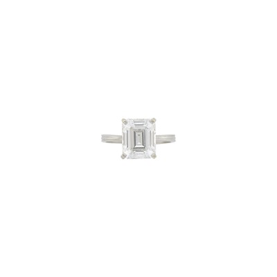 Lot 216 - Platinum and Diamond Ring