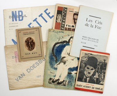 Lot 317 - An interesting selection of pamphlets on 20th century art movements