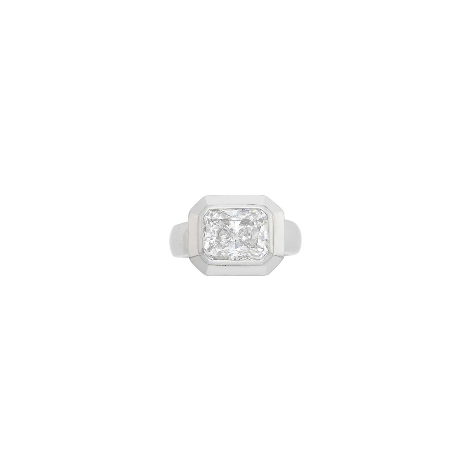 Lot 60 - Platinum and Diamond Ring