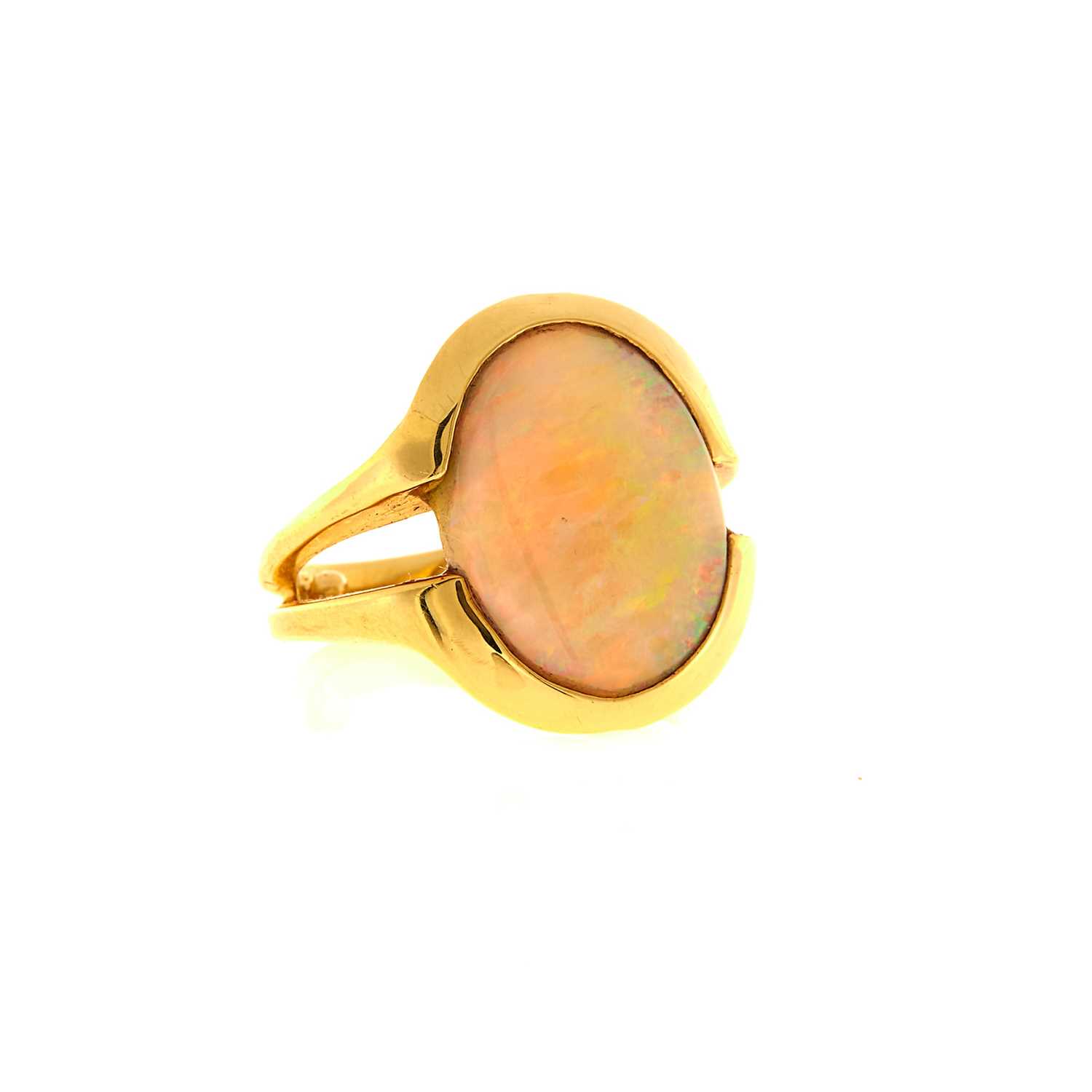 Lot 2020 - Gold and Opal Ring