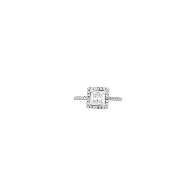 Lot 124 - White Gold and Diamond Ring