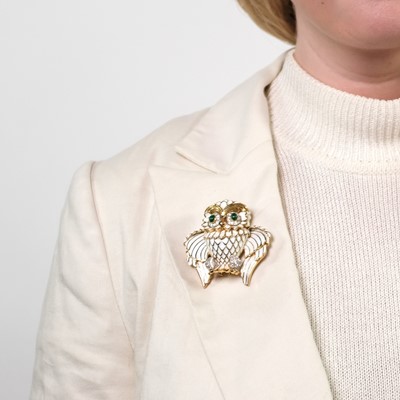 Lot 12 - Daivd Webb Gold, Platinum, White Enamel, Cabochon Emerald and Diamond Owl Clip-Brooch