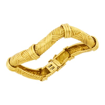 Lot 1048 - David Webb Gold 'Zig-Zag' Bangle Bracelet