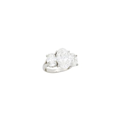 Lot 100 - Platinum and Diamond Ring