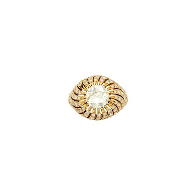 Lot 175 - Gold and Diamond Ring