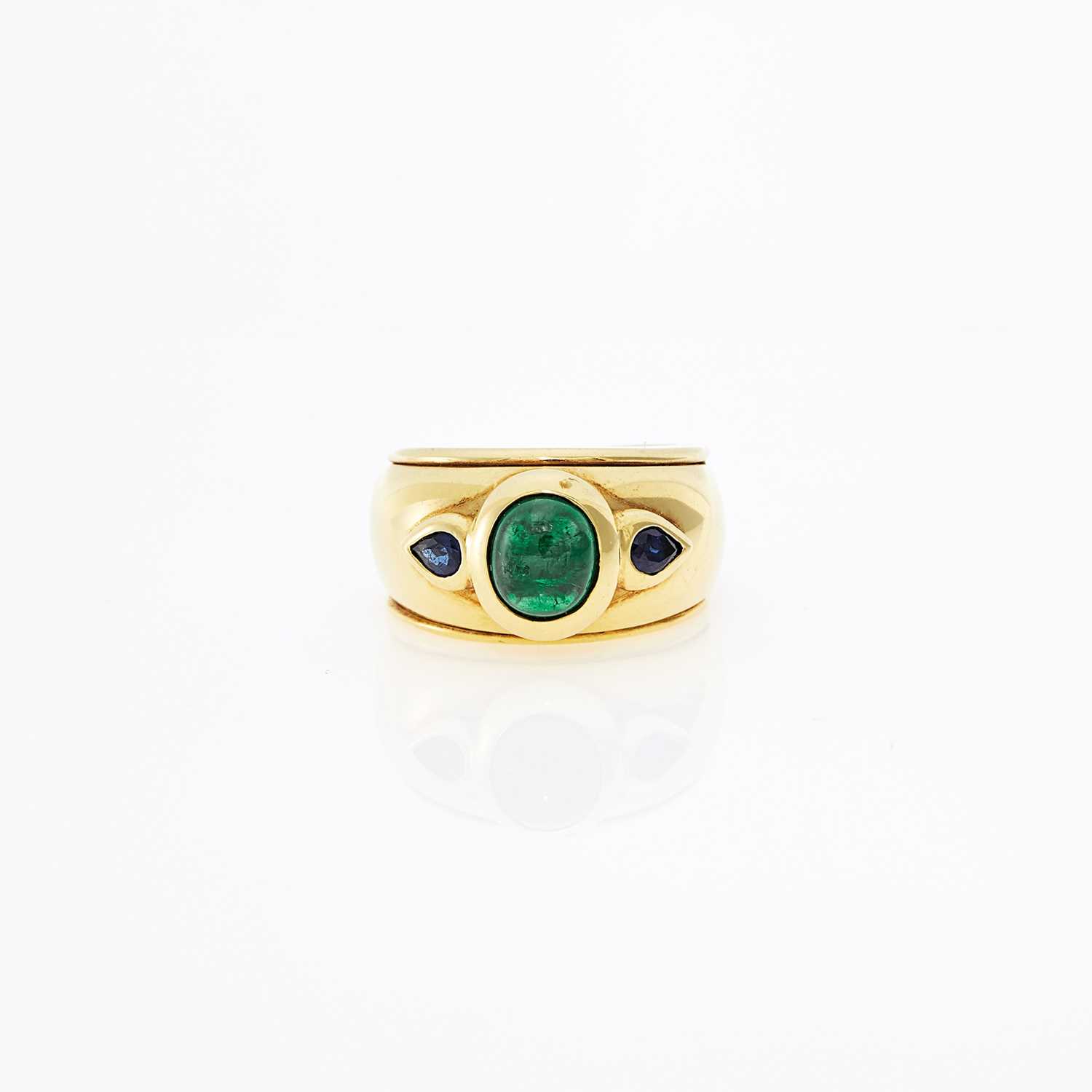 Lot 1009 - Sabbadini Gold, Cabochon Sapphire and Emerald Ring