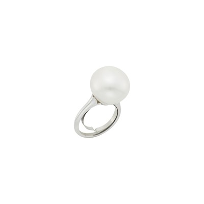 Lot 51 - Platinum and South Sea Cultured Pearl Ring