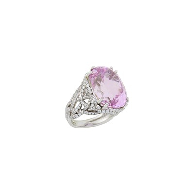 Lot 46 - Carvin French Platinum, Kunzite and Diamond Ring