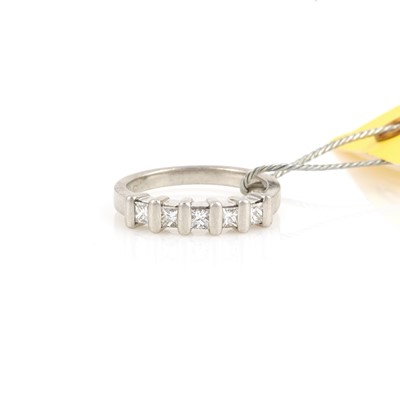 Lot 160 - Diamond Ring, 5 diamonds about 0.50 ct., Platinum 3 dwt.