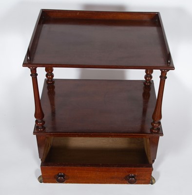 Lot 63 - Victorian Style Mahogany Two-Tier Étagère