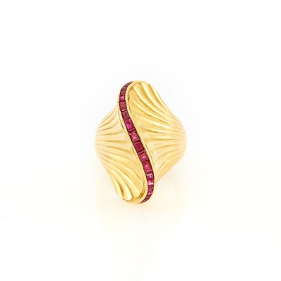 Lot 1082 - Retro Gold and Ruby Ring