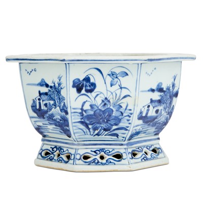 Lot 673 - A Chinese Blue and White Porcelain Planter