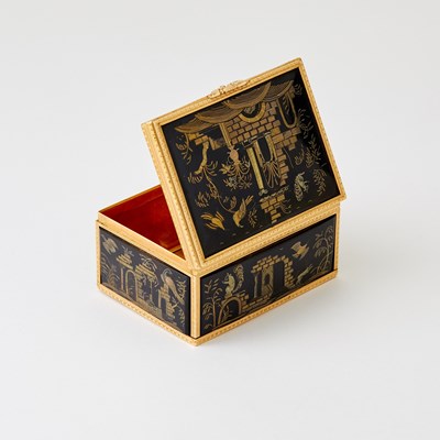 Lot 173 - Continental Gold and Lacquer Snuff Box
