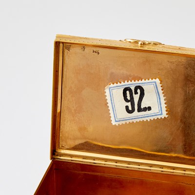 Lot 173 - Continental Gold and Lacquer Snuff Box