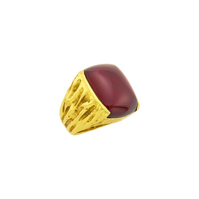 Lot 10 - Gold and Cabochon Garnet Ring