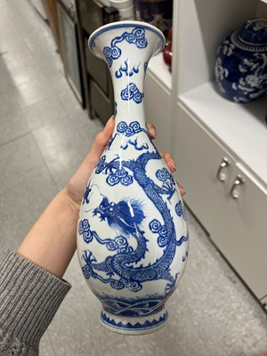 Lot 115 - A Chinese Blue and White Porcelain 'Dragon' Vase