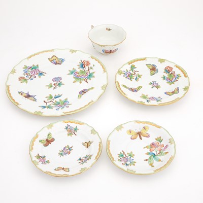 Lot 287 - Herend Porcelain "Queen Victoria" Pattern Dinnerware Service