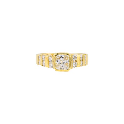 Lot 1292 - Gold and Diamond Ring