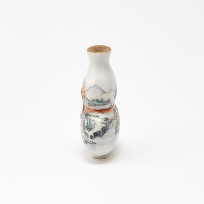 Lot 11 - A Chinese Enameled Porcelain Snuff Bottle