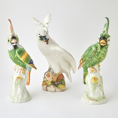 Lot 86 - Pair of Mottahedeh Ceramic Figures of Cockatoos