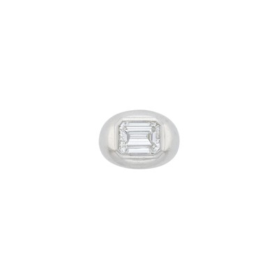 Lot 305 - Van Cleef & Arpels Platinum and Diamond Ring