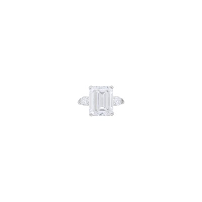 Lot 305 - Van Cleef & Arpels Platinum and Diamond Ring
