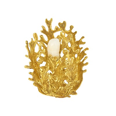 Lot 1092 - Gold and White Coral Reef Pendant