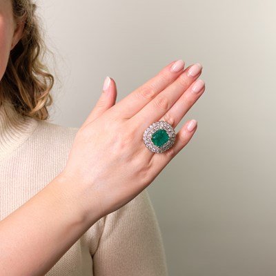 Lot 28 - White Gold, Emerald and Diamond Ring