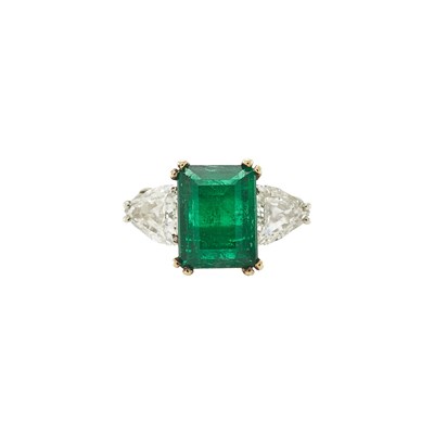 Lot 2209 - Platinum, Gold, Emerald and Diamond Ring