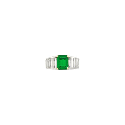 Lot 27 - Platinum, Emerald and Diamond Band Ring