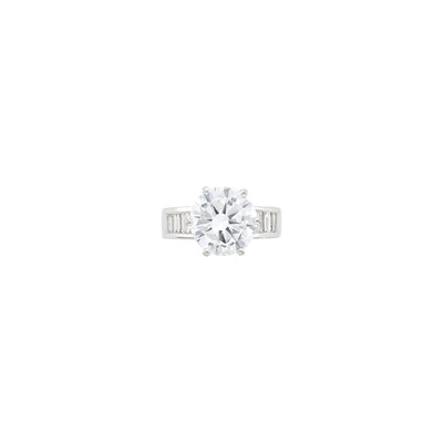 Lot 139 - White Gold and Laser-Dilled Diamond Ring