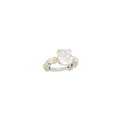 Lot 133 - Gold, Platinum, Diamond and Colored Diamond Ring