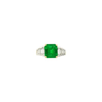 Lot 87 - Gold, Platinum, Emerald and Diamond Ring