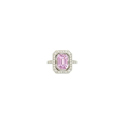 Lot 40 - Platinum, Kunzite and Diamond Ring