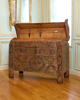 Lot 381 - Early Painted Chest (Truhe / Stollen)