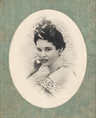 Lot 662 - A signed print, inscribed book, early photograph and artistic manifesto of Gloria Vanderbilt