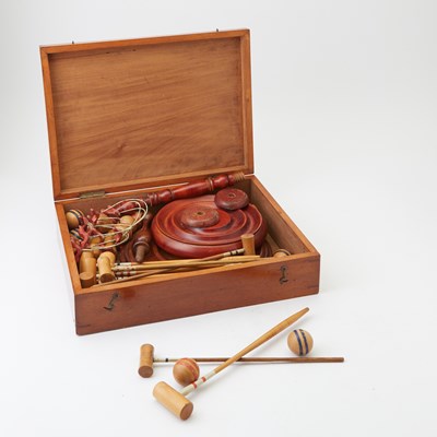Lot 421 - A cased tabletop croquet set and two horse racing games