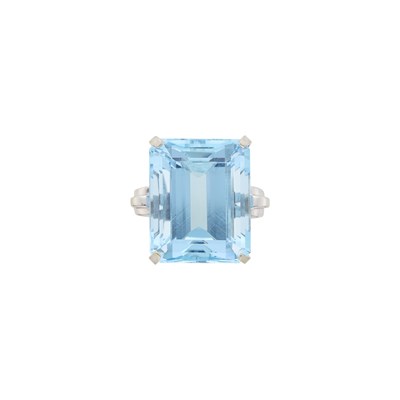 Lot 61 - White Gold and Aquamarine Ring