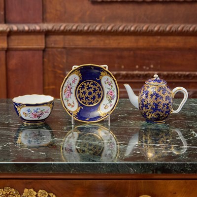 Lot 508 - SEVRES PORCELAIN TEAPOT AND COVER AND A SEVRES PORCELAIN SMALL BOWL AND A STAND