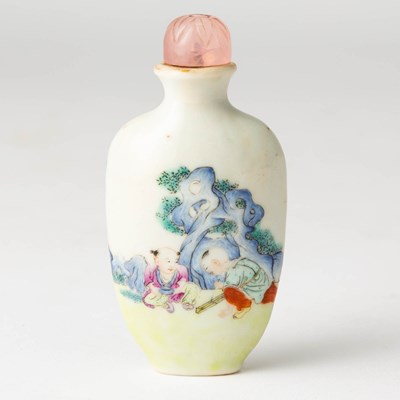 Lot 404 - A Chinese Enameled Porcelain Snuff Bottle