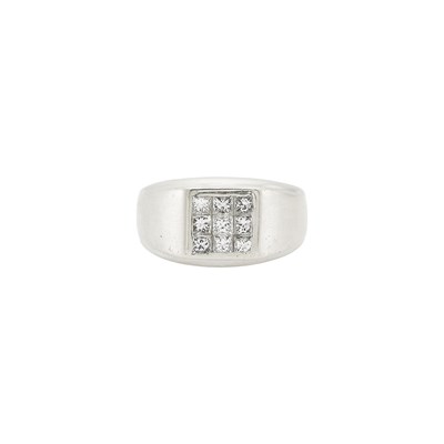 Lot 1126 - White Gold and Diamond Ring