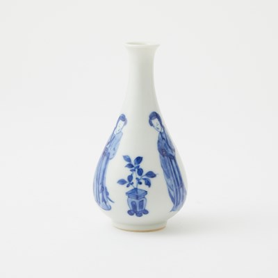 Lot 610 - A Small Chinese Blue and White Porcelain Bottle Vase