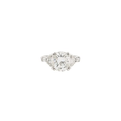 Lot 1032 - Platinum and Diamond Ring