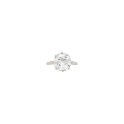 Lot 139 - Platinum and Diamond Ring