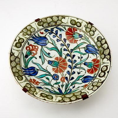 Lot 333 - An Iznik Pottery Dish